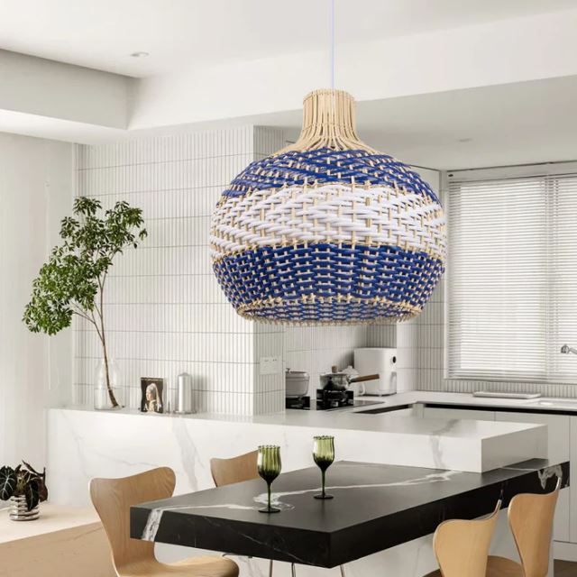 Suspension en rotin bleu dans une cuisine moderne, alliant design artisanal et ambiance chaleureuse.