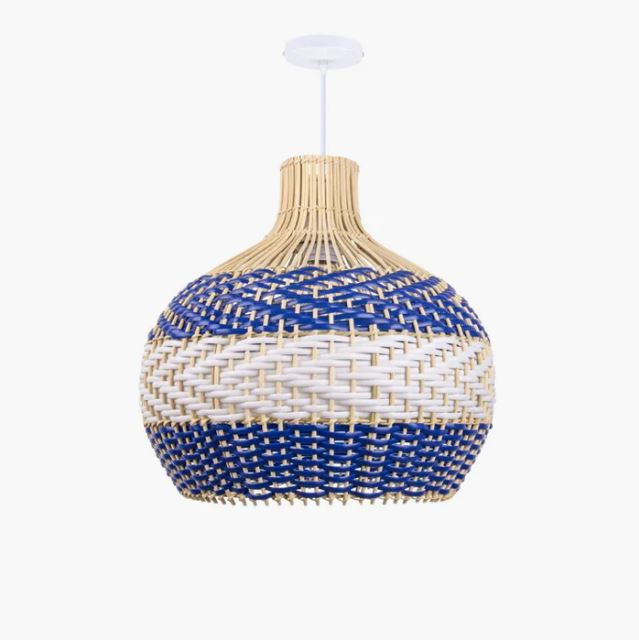 Suspension en rotin bleu et blanc avec un design artisanal élégant, idéale pour un éclairage naturel.