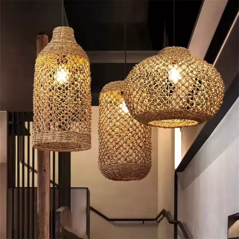 Trois suspensions en rotin tressé aux formes cylindriques et arrondies, au style bohème, éclairent une cage d'escalier.