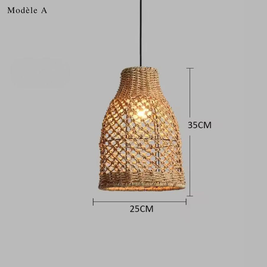 Suspension en rotin à mailles ajourées, de forme bouteille, au style bohème naturel, mesurant 25 cm de large et 35 cm de haut.