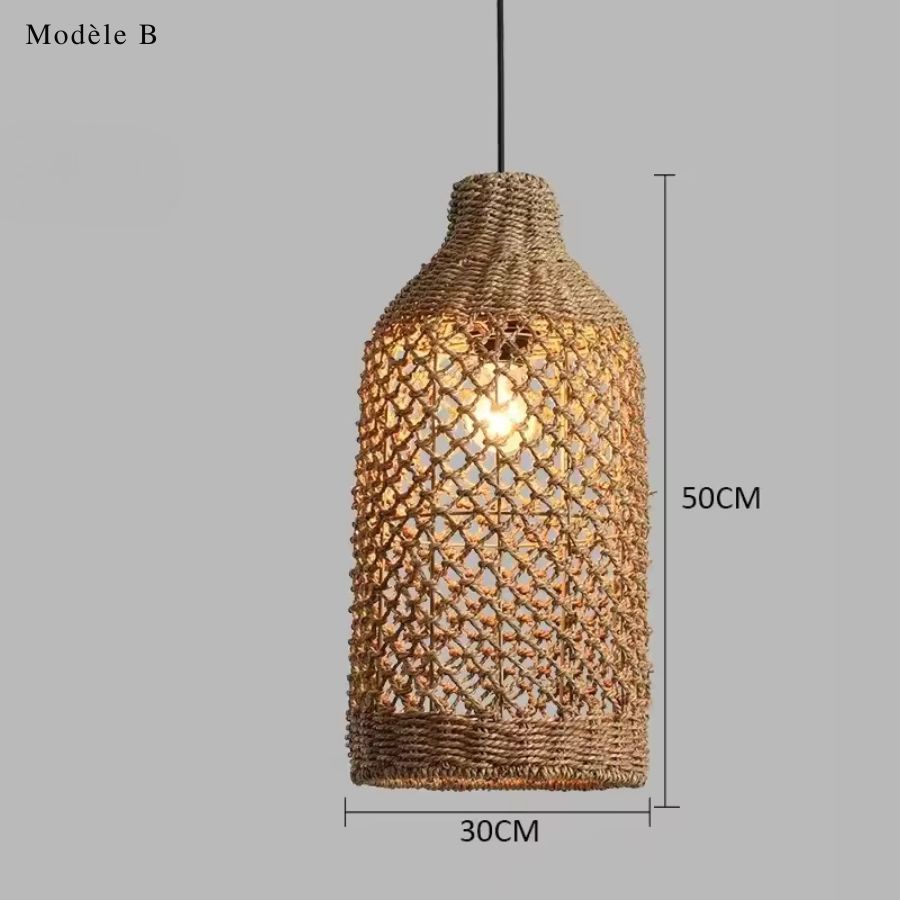 Version élancée de la suspension en rotin à mailles ajourées, avec col resserré et dimensions de 30 x 50 cm.