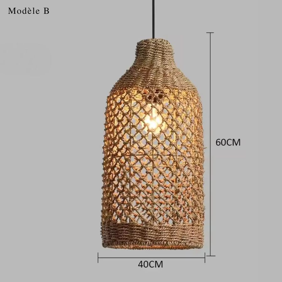 Grande suspension en rotin tressé à silhouette cylindrique et col resserré, au design naturel, de 40 x 60 cm.