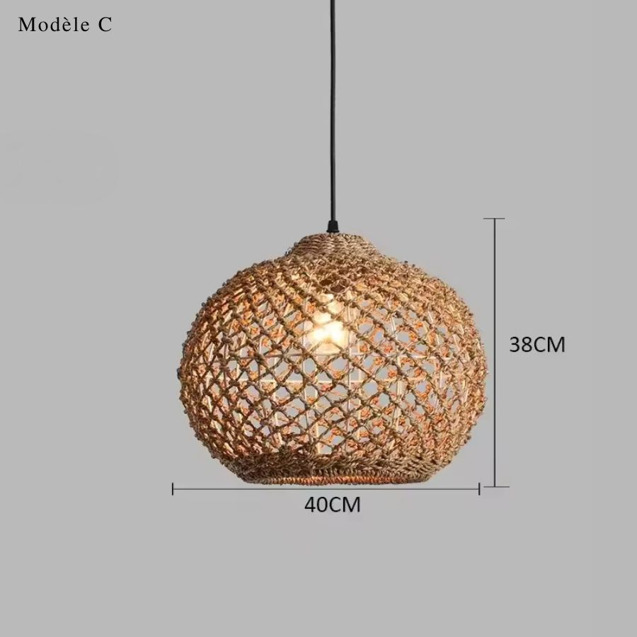 Avec sa forme de lanterne arrondie, cette suspension en rotin ajouré de 40 cm de large évoque un style japandi chaleureux.