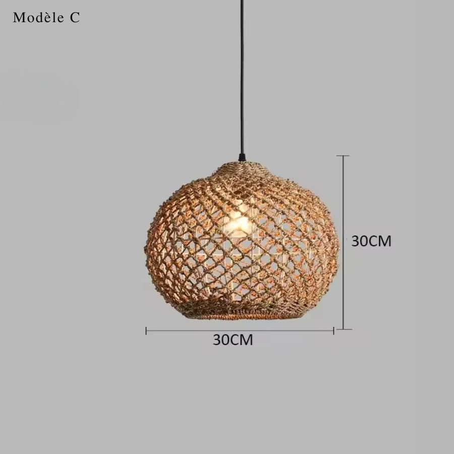 Suspension boule en rotin tressé à larges mailles ajourées, de 30 cm de diamètre, au charme bohème et naturel.
