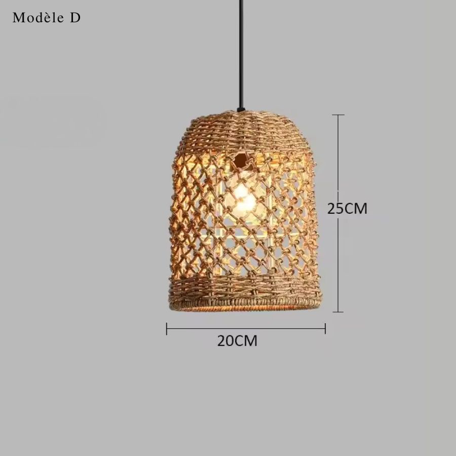 Petit luminaire suspendu en rotin à mailles ajourées et forme cylindrique, au style bohème épuré, de 20 x 25 cm.