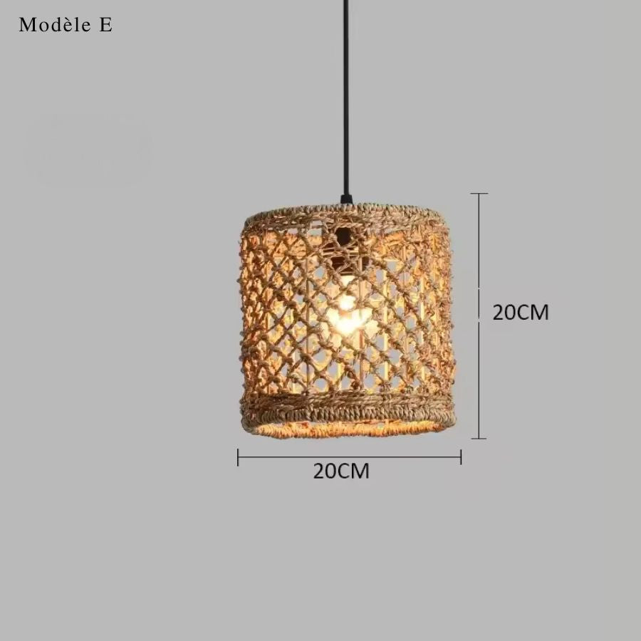 De forme cylindrique compacte, cette suspension en rotin tressé de 20 x 20 cm présente un style naturel et minimaliste.
