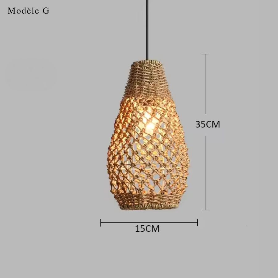 Inspirée d'un vase élancé, cette suspension en rotin à mailles ajourées mesure 15 cm de large pour 35 cm de haut.