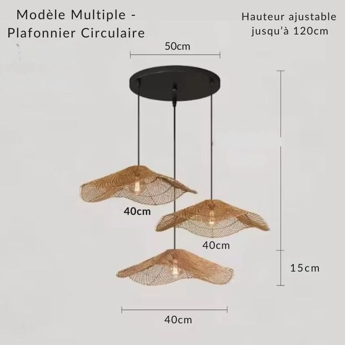 Suspension multiple en rotin avec plafonnier circulaire, luminaire bohème design aux formes souples et aériennes.