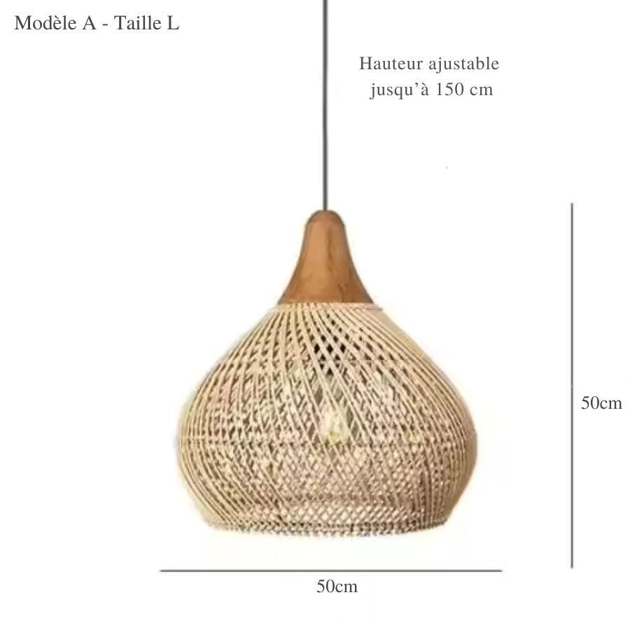 Version large de la suspension en rotin naturel, avec col en bois et forme arrondie au charme artisanal et balinais
