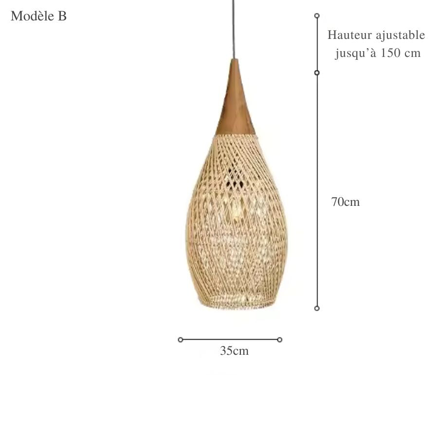 Silhouette élancée en rotin tressé et bois naturel pour cette suspension bohème de 70 cm de hauteur