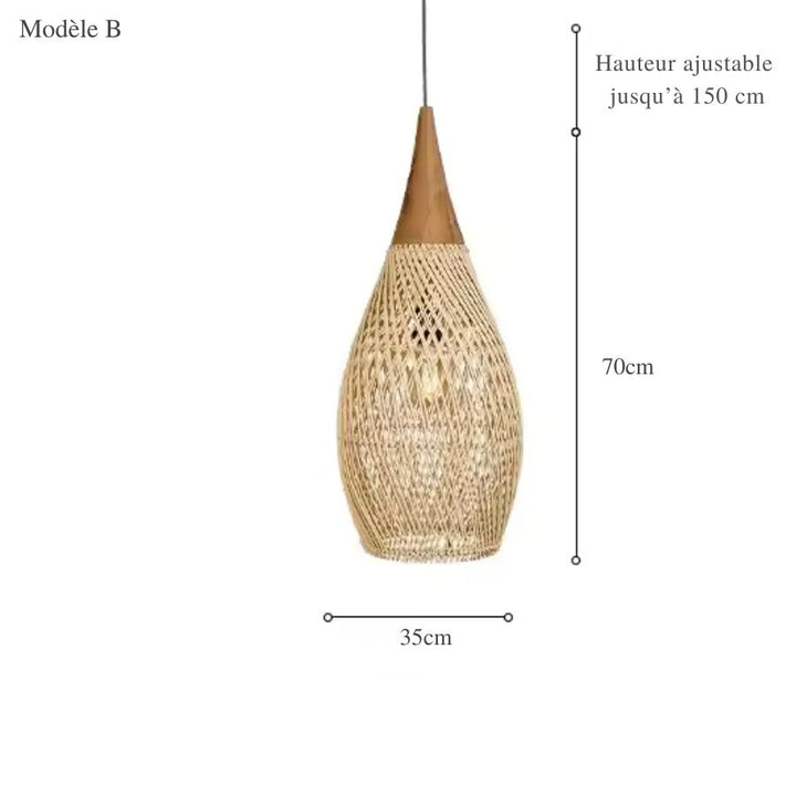 Silhouette élancée en rotin tressé et bois naturel pour cette suspension bohème de 70 cm de hauteur