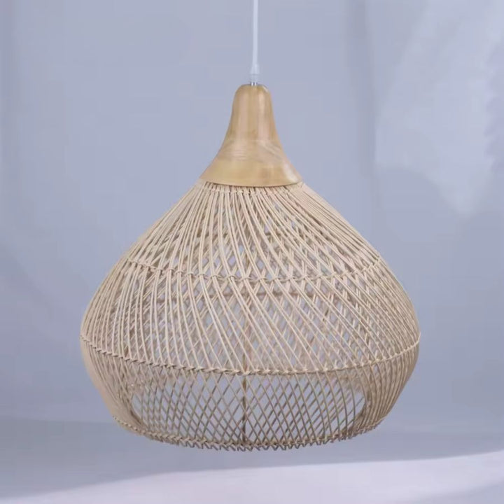 Abat-jour en rotin naturel tressé avec col en bois, pour une suspension bohème aux accents organiques et chaleureux