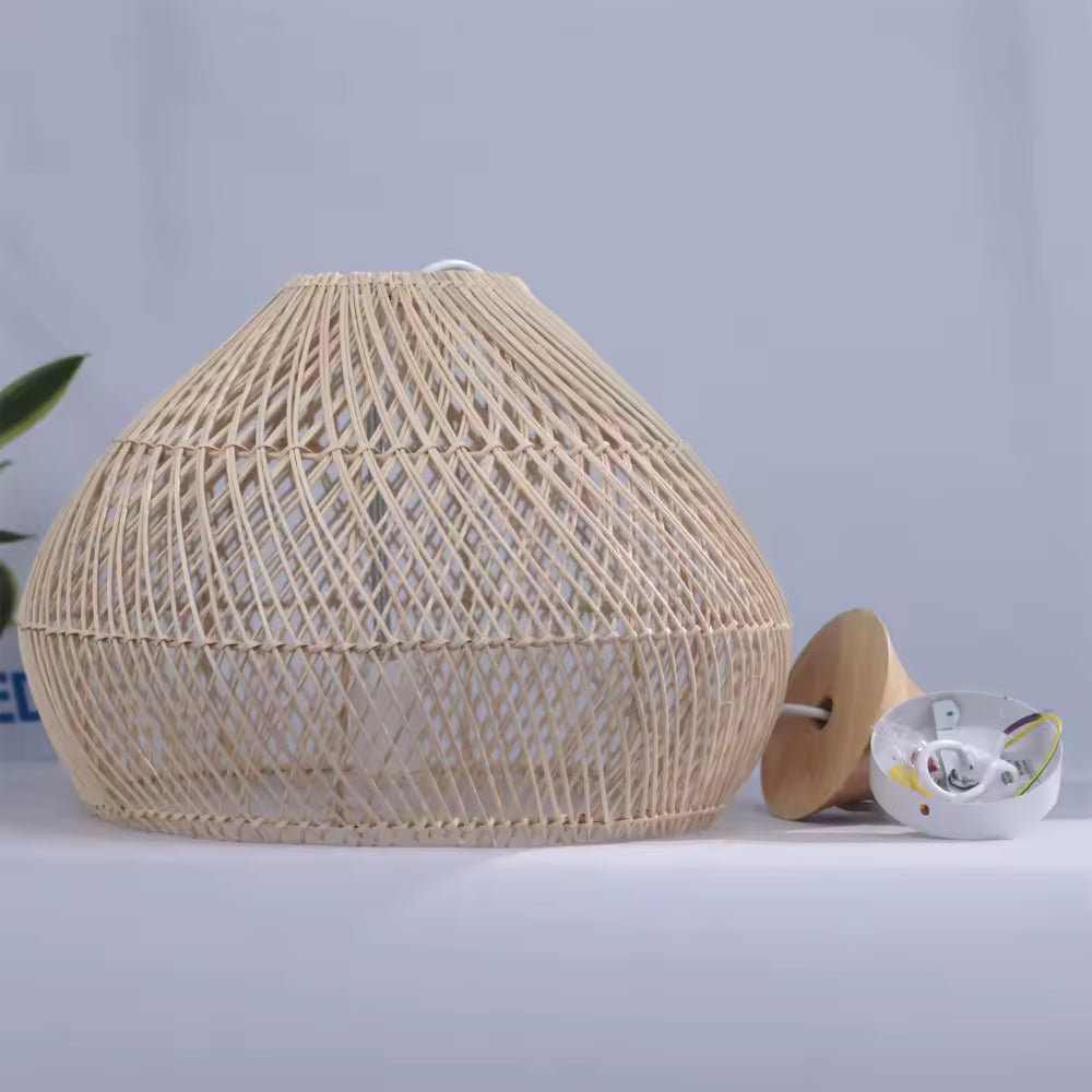 Structure ajourée en rotin tressé et finition bois naturel pour une suspension bohème au charme artisanal et organique