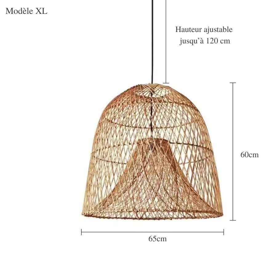 Vue cotée d'une suspension XXL en rotin au design bohème, avec deux abat-jour ajourés et un diamètre de 65 cm.