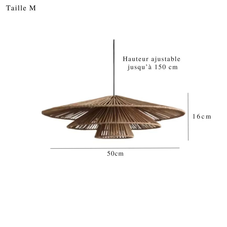 Dimensions de la suspension en rotin à trois abat-jour ajourés, au style japandi : 50 cm de diamètre et 16 cm de haut.