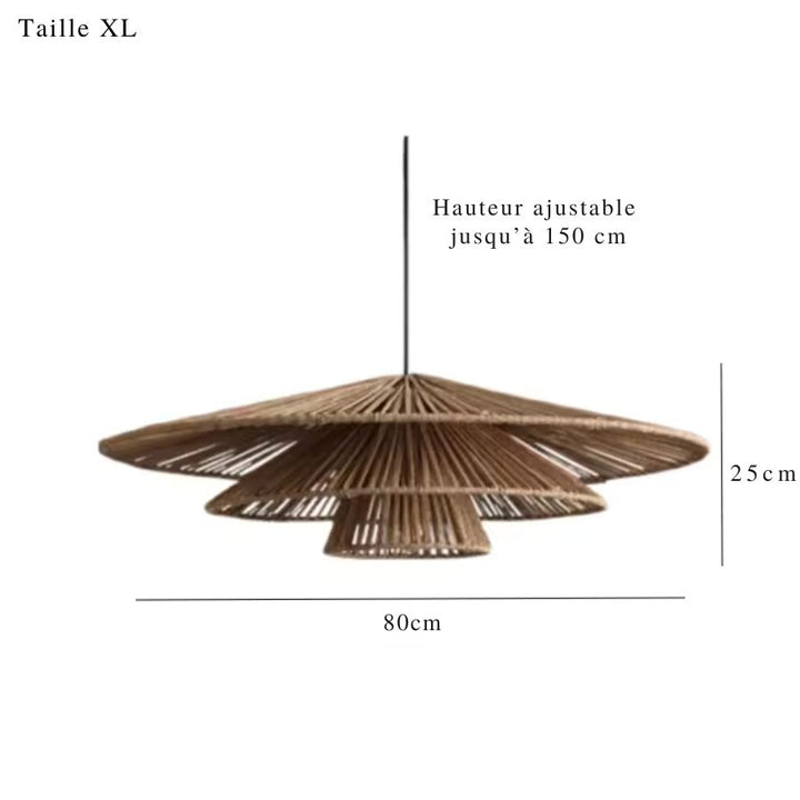 Grand lustre naturel en rotin à trois abat-jour coniques superposés, de 80 cm de diamètre, au style wabi-sabi.