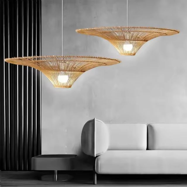 Suspension rotin XXL au design élégant et contemporain, idéale pour illuminer un salon moderne avec une touche naturelle.