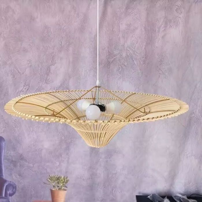 Suspension rotin XXL avec structure légère et épurée, idéale pour un éclairage central dans une décoration intérieure naturelle.