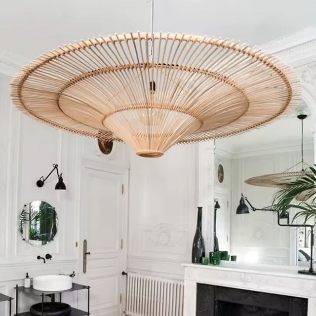 Suspension rotin XXL naturelle dans un salon élégant, ajoutant une touche chaleureuse et raffinée à une décoration intérieure classique.