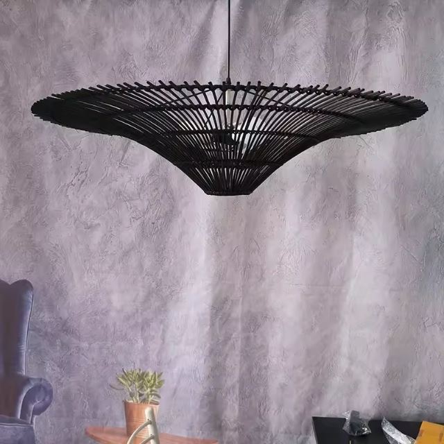 Suspension rotin XXL en version noire, un luminaire au design moderne et intemporel pour sublimer une pièce élégante.