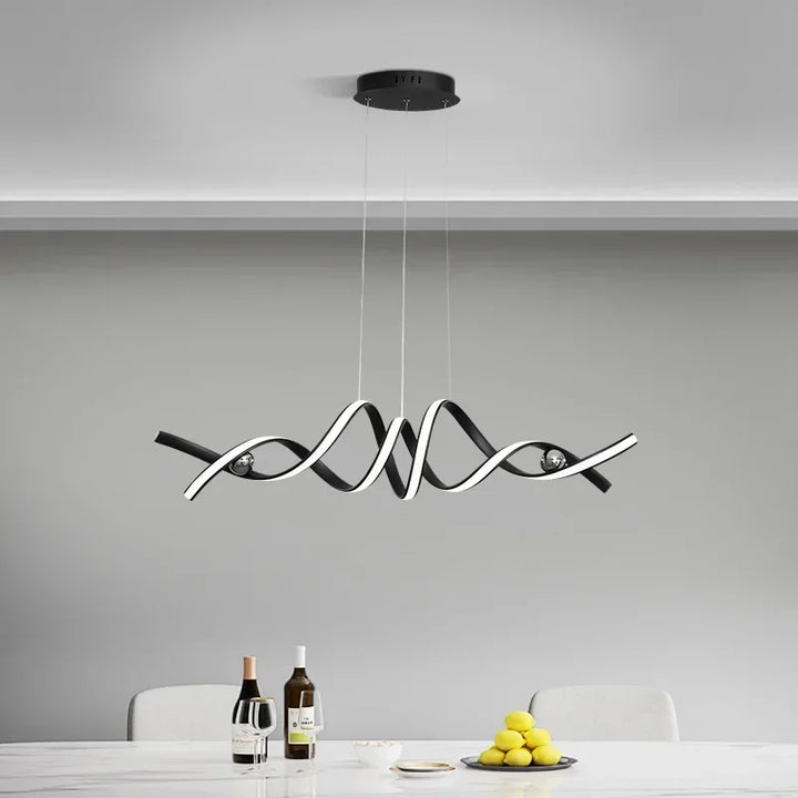 Luminaire suspendu noir à ruban LED torsadé au style contemporain épuré.