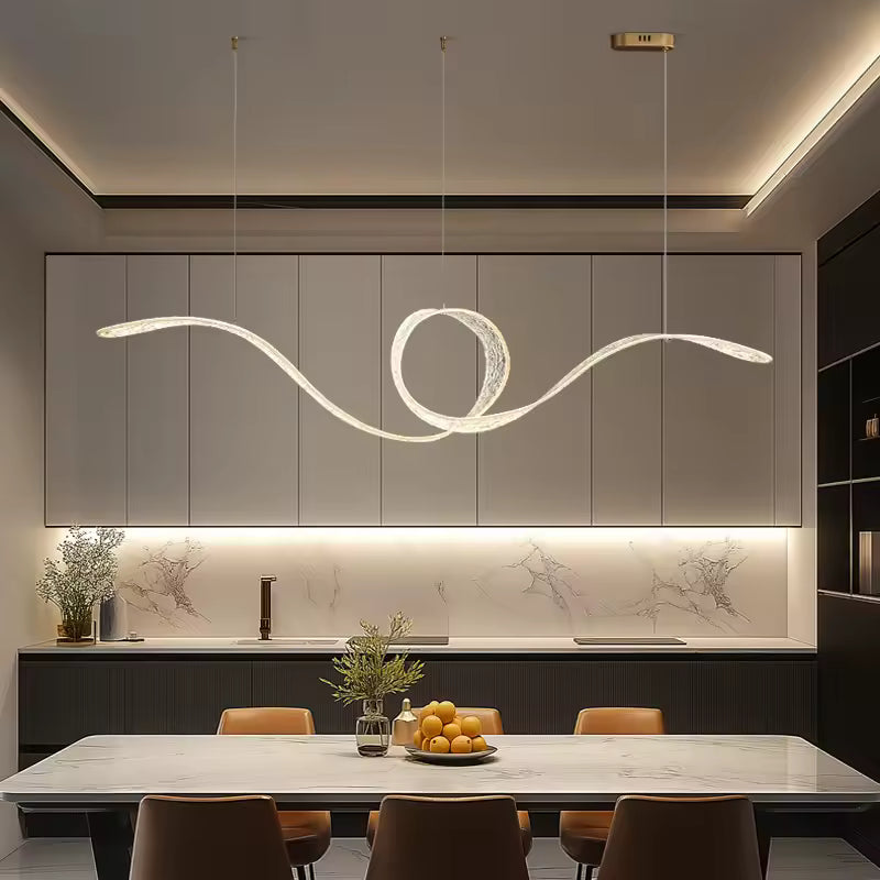 Un ruban LED aux courbes sinueuses et à boucle centrale illumine une grande table à manger dans un décor minimaliste.
