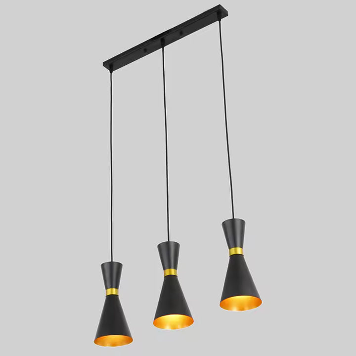 Suspension triple en métal noir et doré au design sablier, avec abat-jour graphiques et finition contemporaine