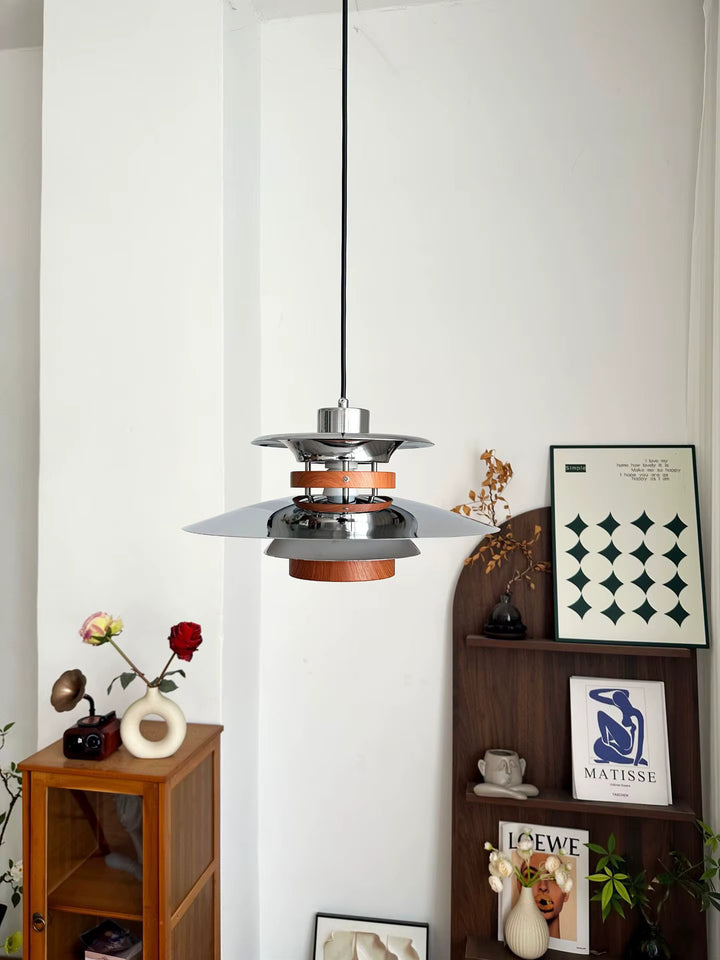 Suspension scandinave vintage en métal chromé et bois, au design rétro équilibré avec abat-jour à disques superposés