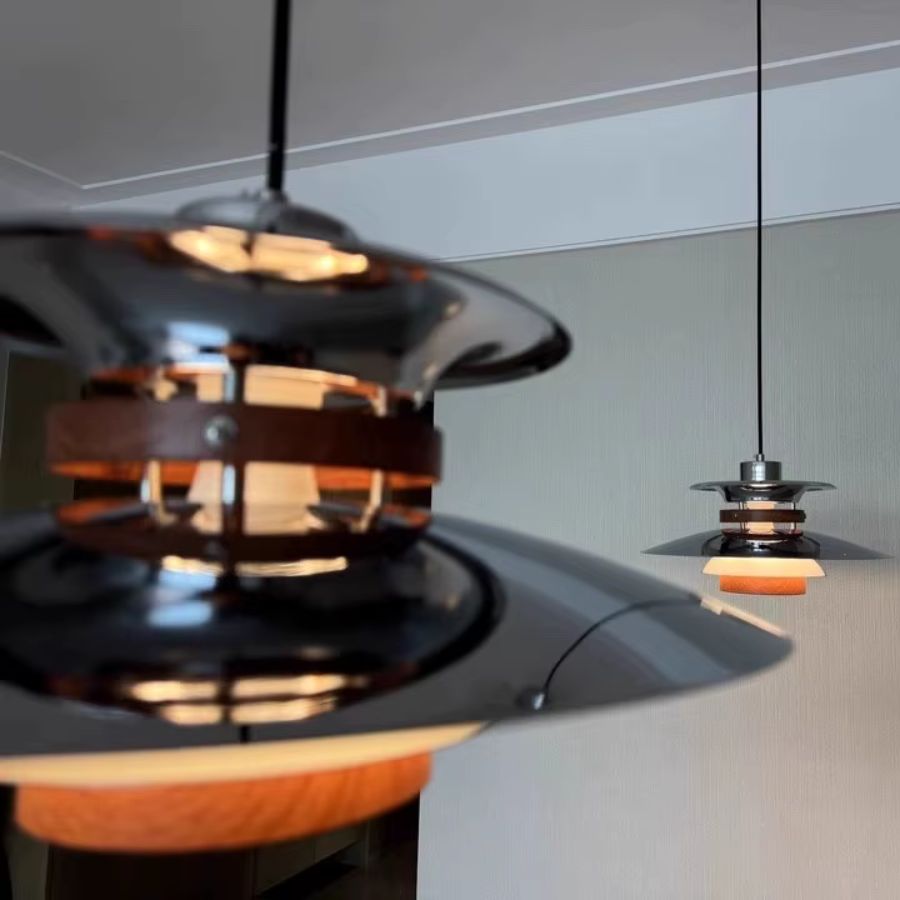 Duo de suspensions scandinaves vintage en métal chromé et bois, diffusant une lumière chaude au design rétro