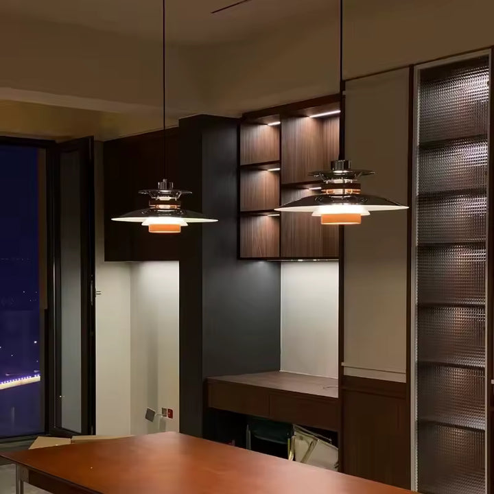 Duo de suspensions scandinaves vintage en métal chromé et bois, au design rétro dans une salle à manger