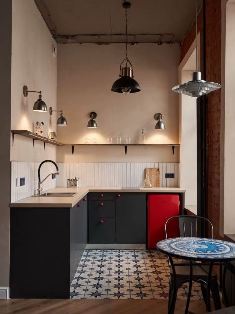 Suspension scandinave vintage chromée dans une cuisine mêlant accents industriels, rétro et mobilier contemporain.