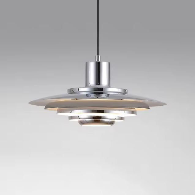 Suspension chromée à disques concentriques, inspirée du design scandinave vintage et de l'esthétique Space Age.