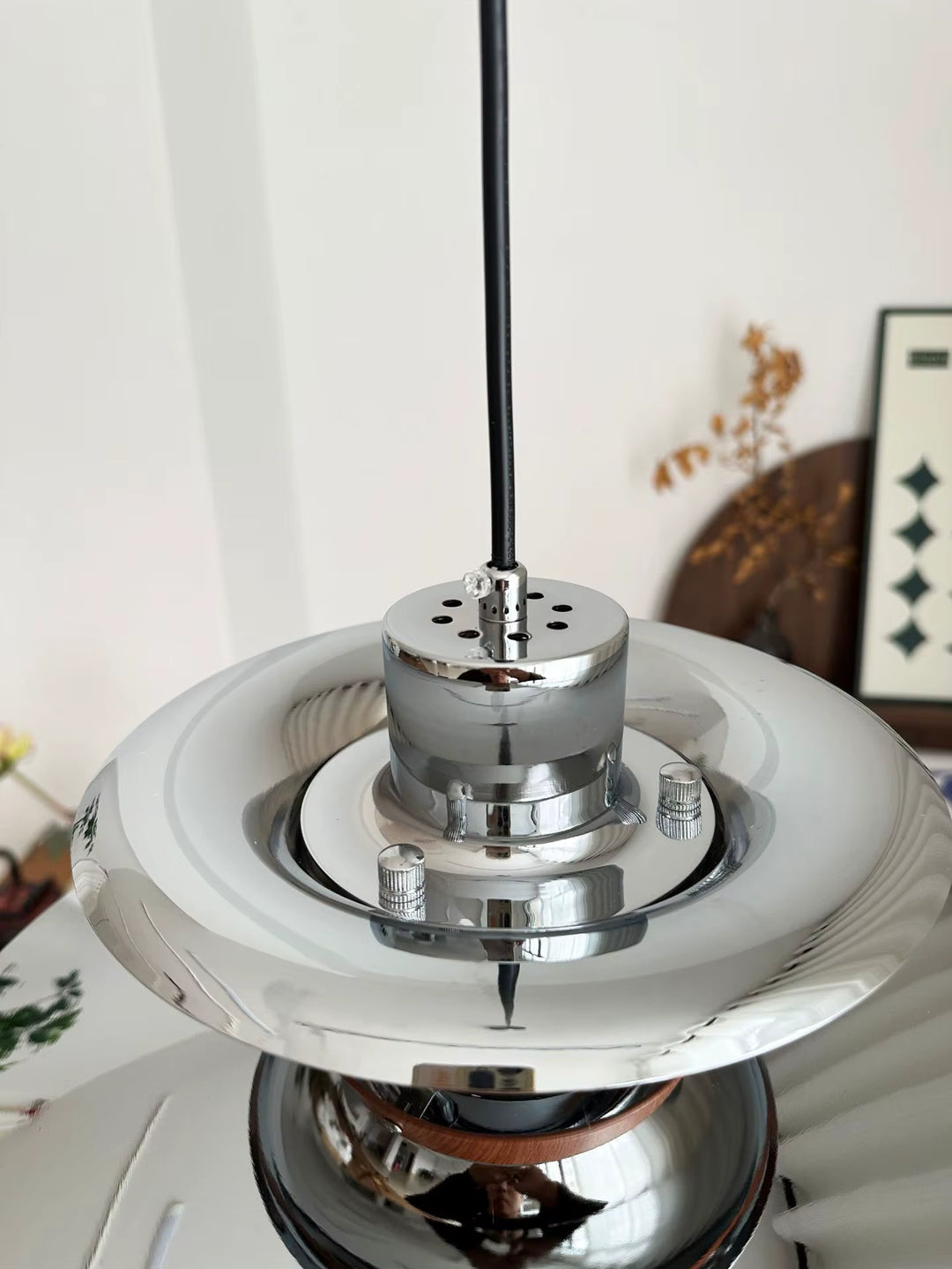 Détail de la finition chromée d’une suspension scandinave vintage, au style rétro inspiré des années 60
