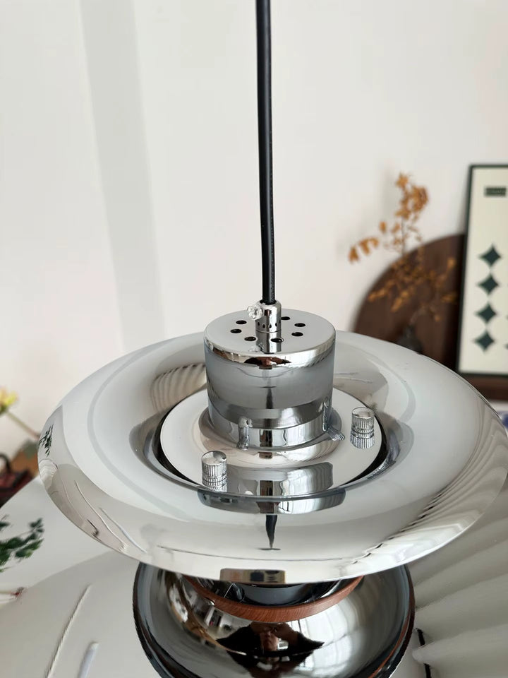 Détail de la finition chromée d’une suspension scandinave vintage, au style rétro inspiré des années 60