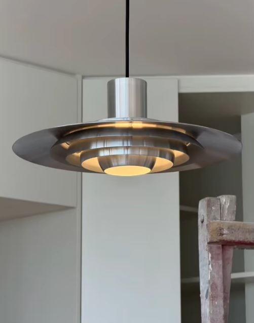 Détail d'une suspension scandinave vintage en chrome, aux disques superposés inspirés du design rétro nordique.