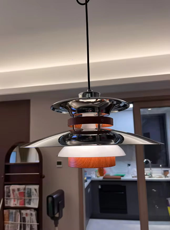 Gros plan sur une suspension scandinave vintage en métal chromé et bois, au design rétro à disques superposés