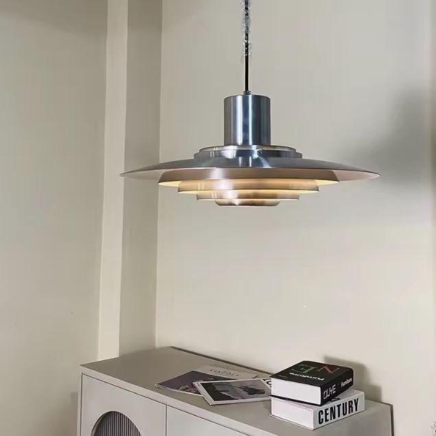 Suspension en métal chromé à disques étagés, au style scandinave vintage inspiré du design des années 70.