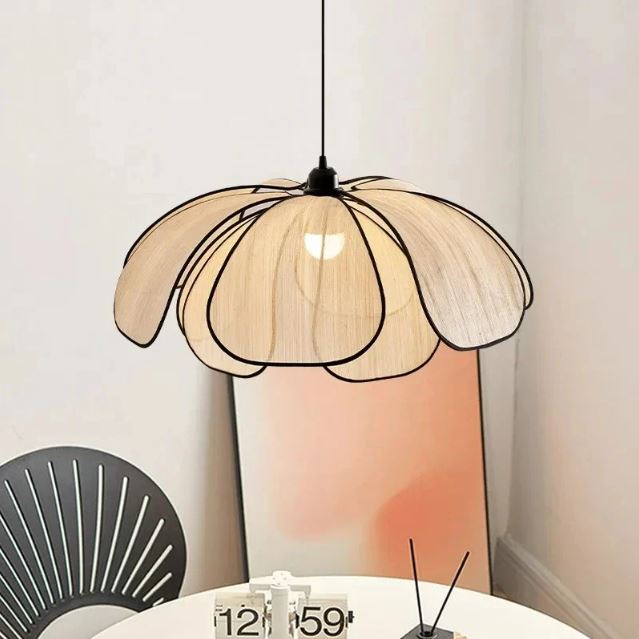 Suspension scandinave vintage en tissu végétal naturel, design en forme de fleur pour une ambiance douce et design.