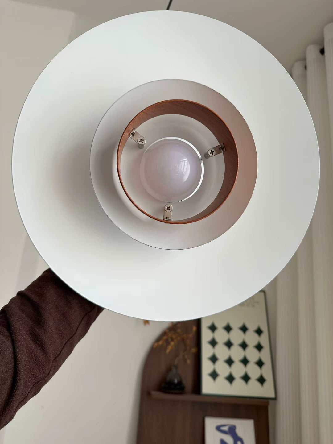 Vue de dessous d’une suspension scandinave vintage à disques concentriques, métal clair et anneau effet bois