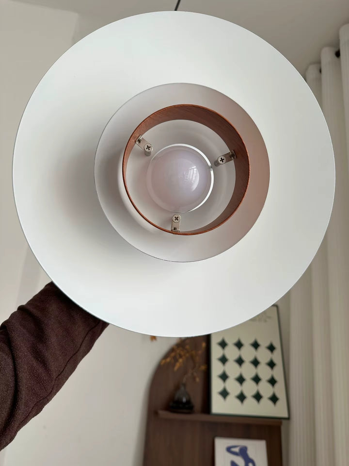 Vue de dessous d’une suspension scandinave vintage à disques concentriques, métal clair et anneau effet bois