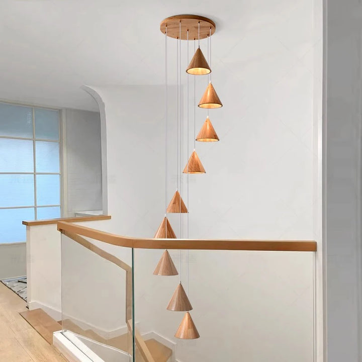 Grande suspension design en bois avec cônes lumineux, parfaite pour sublimer les espaces en double hauteur.