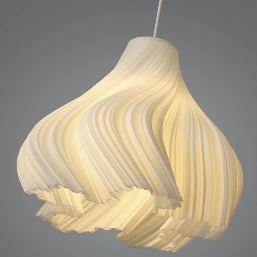 Vue rapprochée d’une suspension sculpturale aux ondulations plissées, inspirée du design organique contemporain