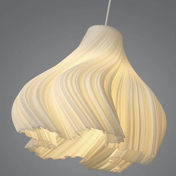 Vue rapprochée d’une suspension sculpturale aux ondulations plissées, inspirée du design organique contemporain