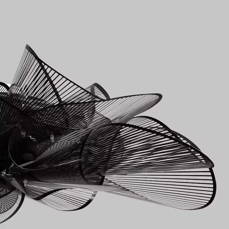 Détail des pétales filaires noirs de la suspension fleur, au design sculptural aérien et graphique