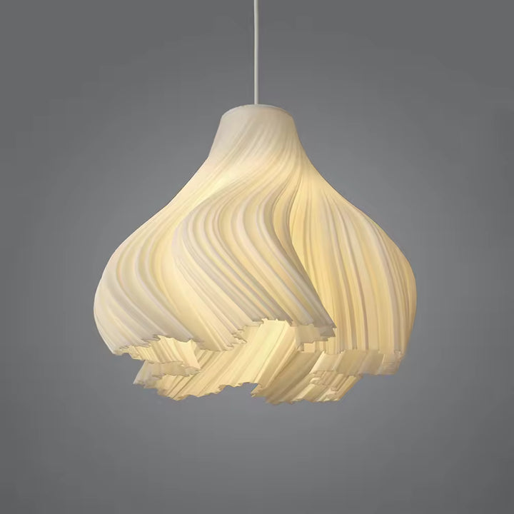 Suspension sculpturale plissée aux lignes organiques, design contemporain et lumière douce
