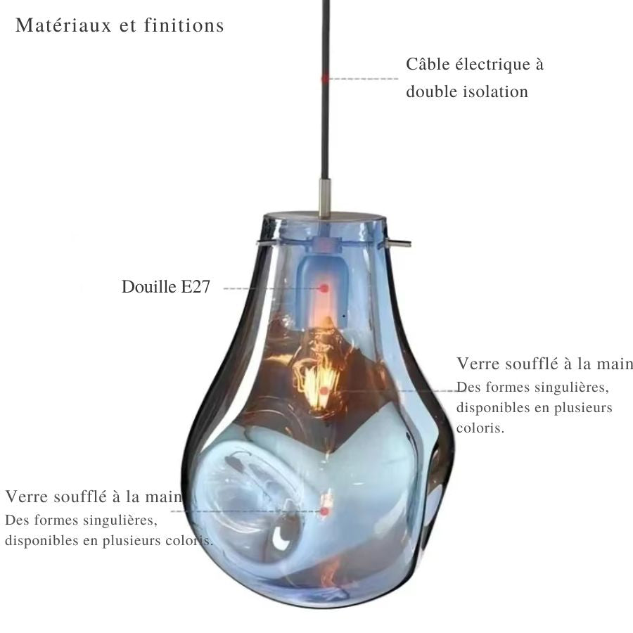Détail technique d'une suspension design en verre soufflé bleu aux courbes organiques, avec douille E27 et câble noir isolé.