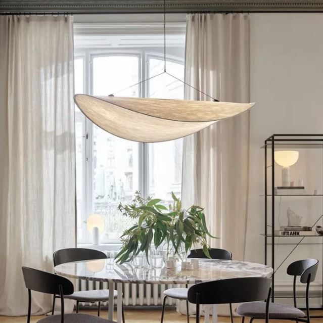 Suspension en soie élégante et moderne, idéale pour illuminer une salle à manger avec une touche de raffinement.