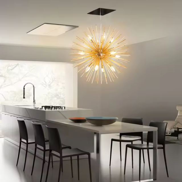 Suspension soleil éclairant une cuisine design, ajoutant une touche lumineuse et sophistiquée à l'espace moderne.