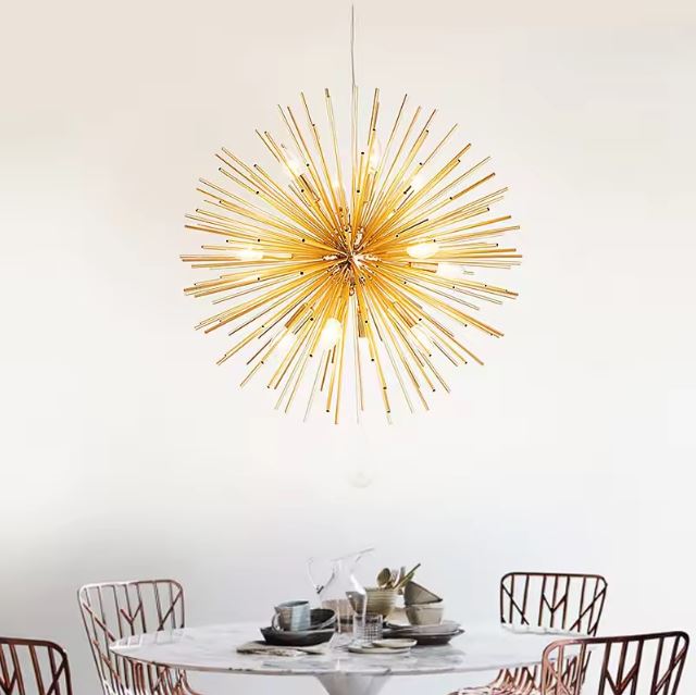 Suspension soleil illuminant une table moderne, parfaite pour créer une atmosphère lumineuse et élégante.