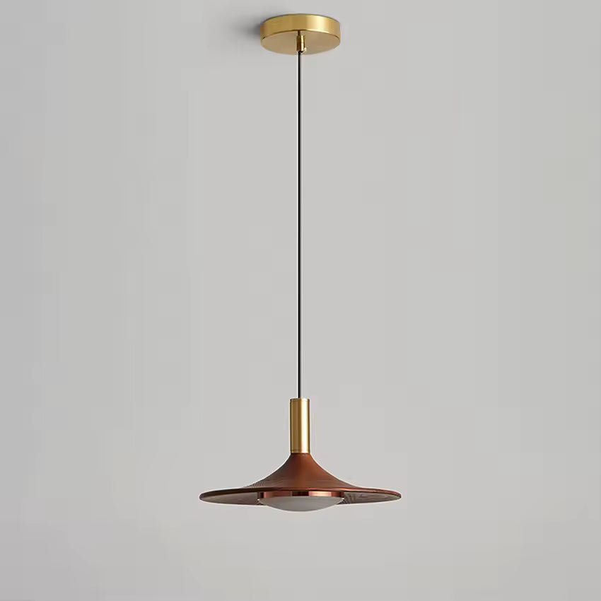 Suspension soucoupe effet bois aux finitions dorées, silhouette rétro et minimaliste inspirée des années 60